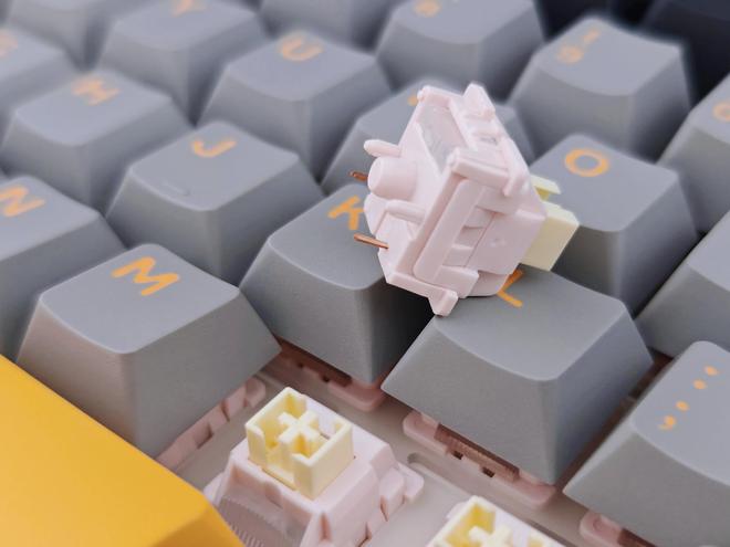 L99带您解锁机械键盘新形态不朽情缘网站触控大屏加持狼蛛(图1)